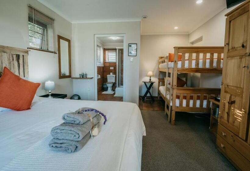 ペンション The Village Lodge