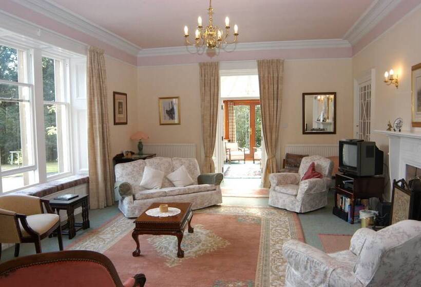 بنسيون Whitchester Christian Centre