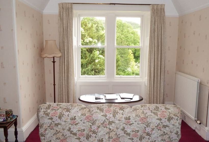 بنسيون Whitchester Christian Centre