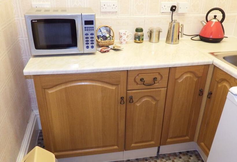 بنسيون Whitchester Christian Centre