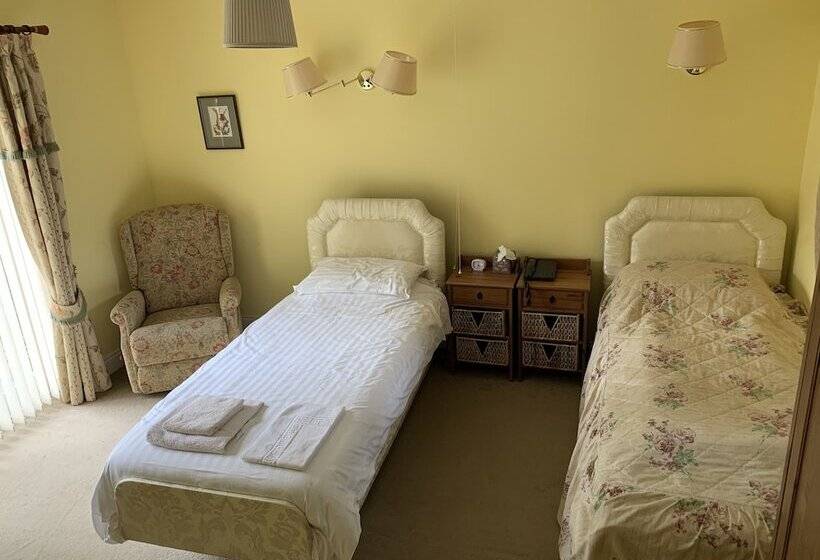 بنسيون Whitchester Christian Centre