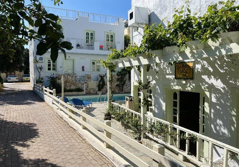 בית מלון כפרי Semiramis Poolside