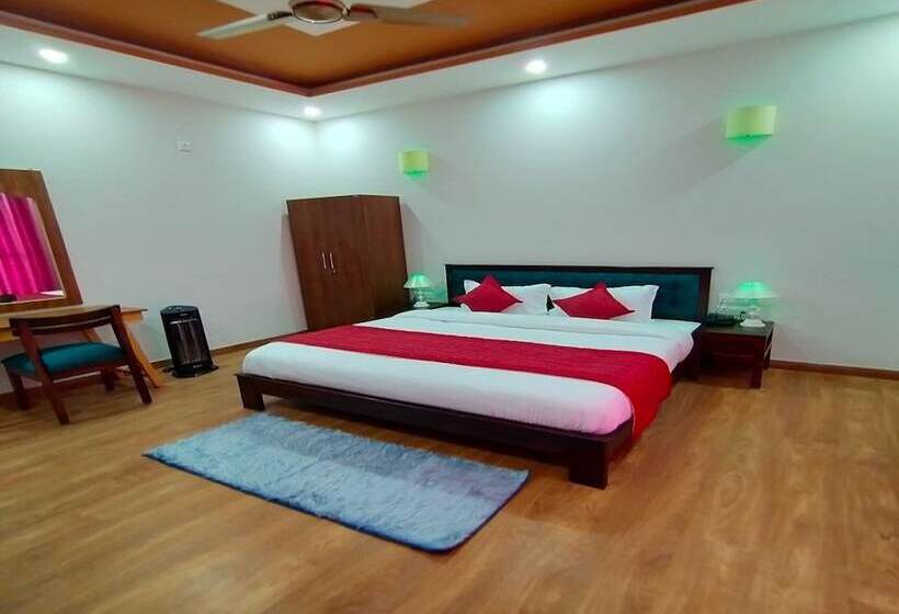 בית מלון כפרי Satopanth The Auli Resort