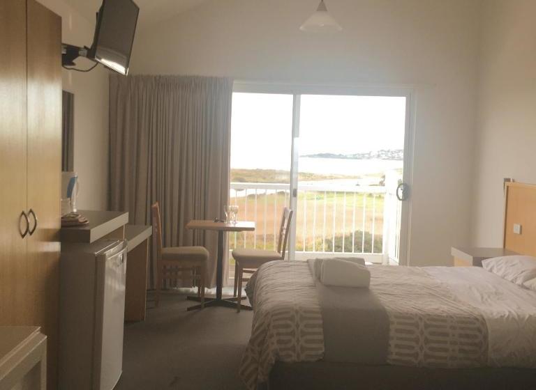 A Great Ocean View Motel