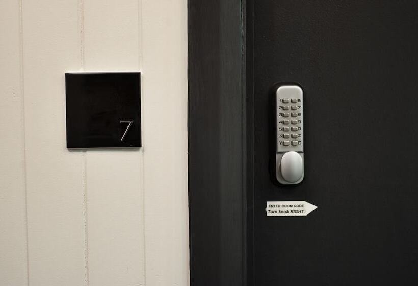 فندق صغير Amber Lodge Mt Buller