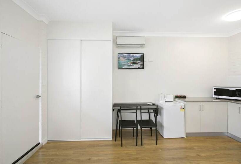 هتل Australian Community Villages