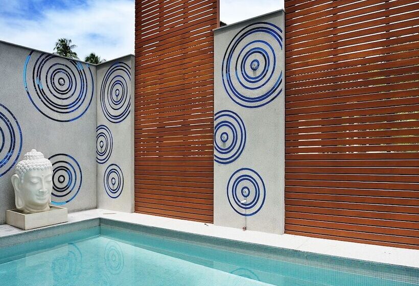 בית מלון כפרי Beachfront Phuket