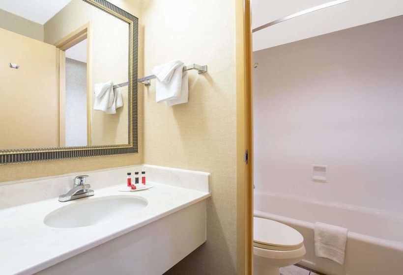 בית מלון כפרי Days Inn By Wyndham College Park