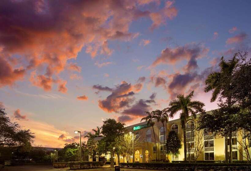 Отель La Quinta Inn & Suites By Wyndham Sunrise