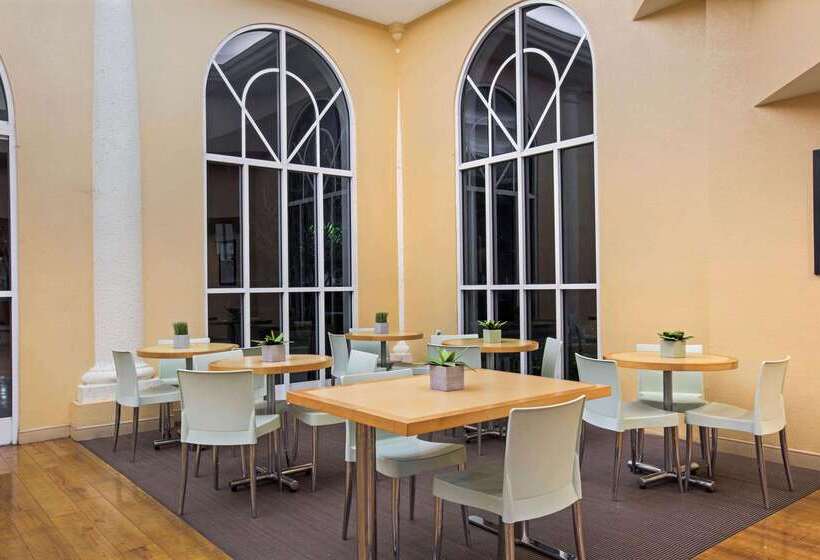 Отель La Quinta Inn & Suites By Wyndham Sunrise