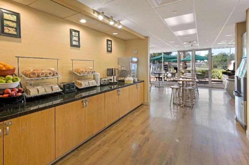 Отель La Quinta Inn & Suites By Wyndham Sunrise