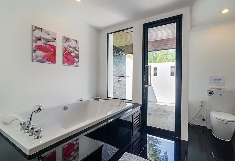 هتل Ocean Breeze Residence