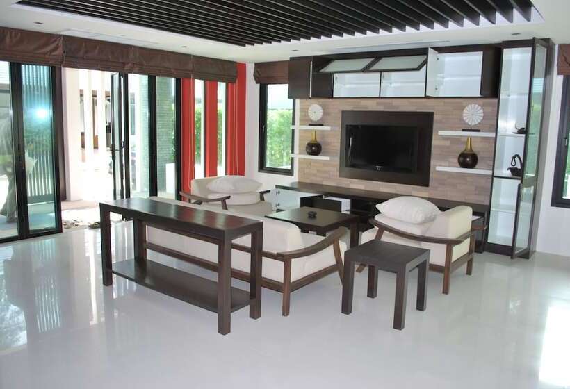 هتل Ocean Breeze Residence