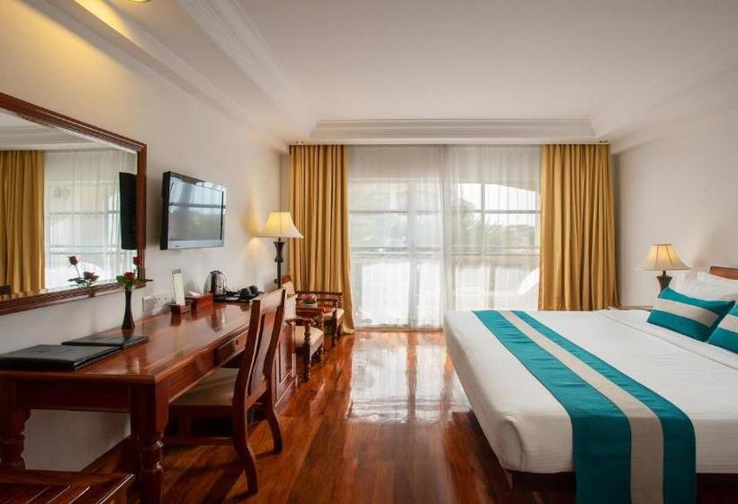 Отель Somadevi Angkor Premium