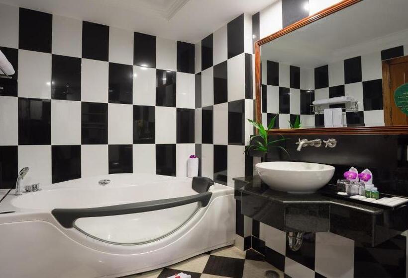 Отель Somadevi Angkor Premium