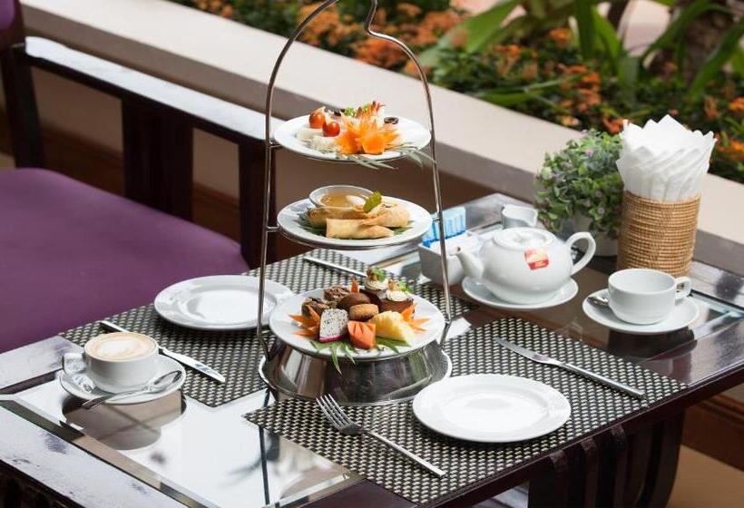 Отель Somadevi Angkor Premium