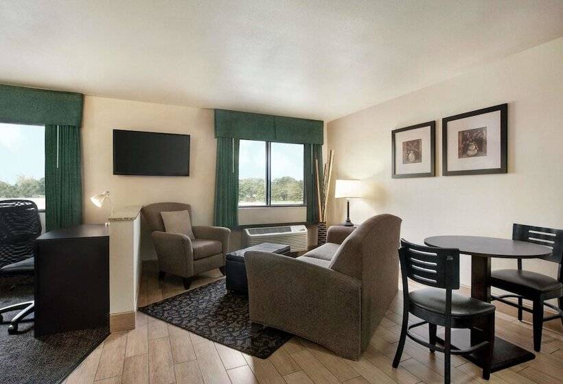 בית מלון כפרי Travelodge By Wyndham Livonia