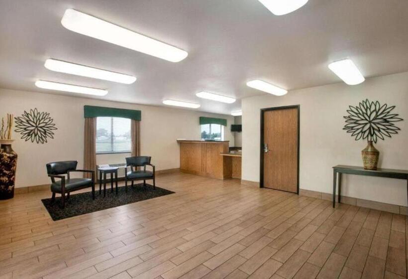 فندق Travelodge By Wyndham Livonia