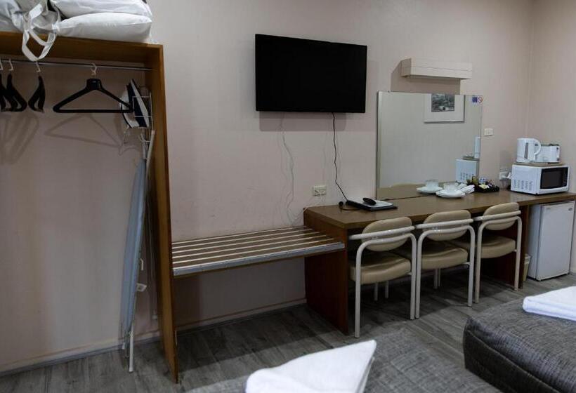 מוטל Garden Motor Inn