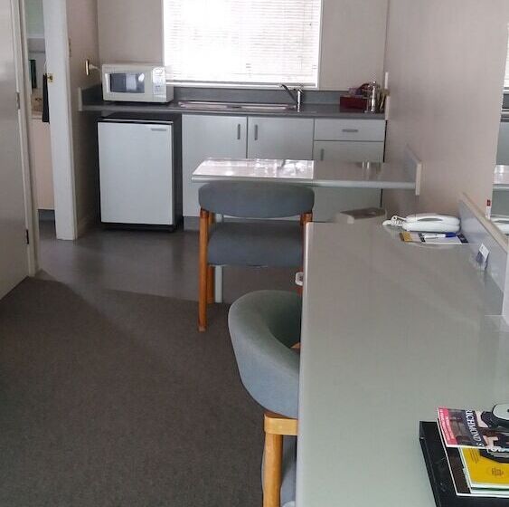 מוטל Settlers Motor Lodge