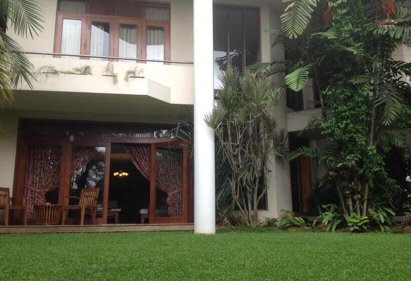 פנסיון Silvikris Villa