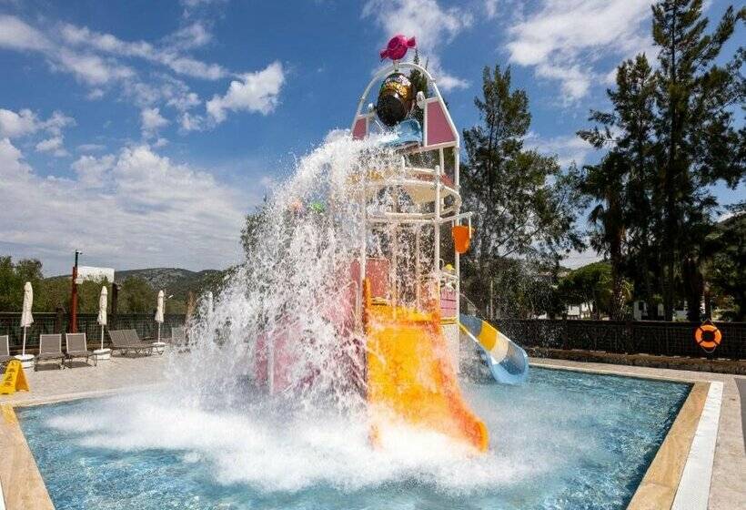 Ramada Hotel & Suites by Wyndham Kusadasi