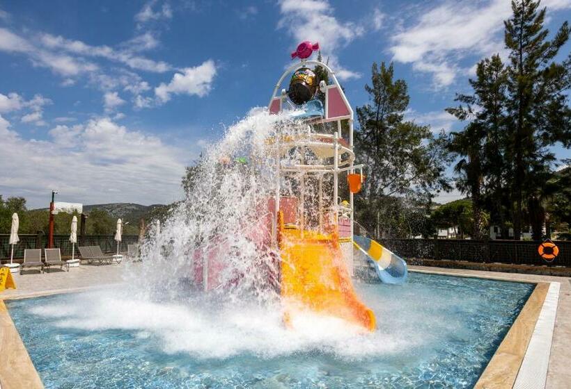 Ramada Hotel & Suites by Wyndham Kusadasi