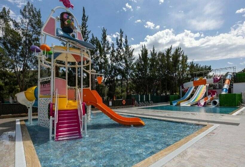 Ramada Hotel & Suites by Wyndham Kusadasi