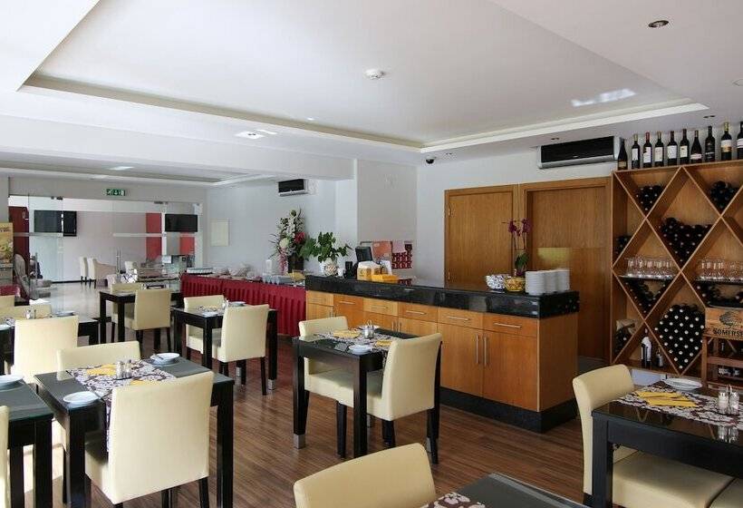 אתר נופש Parque Mourabel  Pe Do Lago  Oasis Village