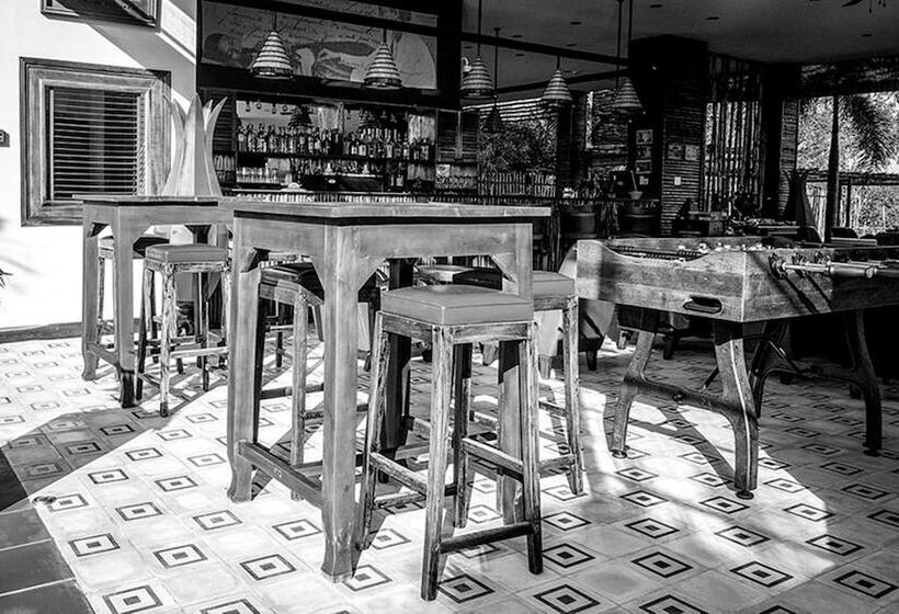 استراحتگاه The Island Lodge