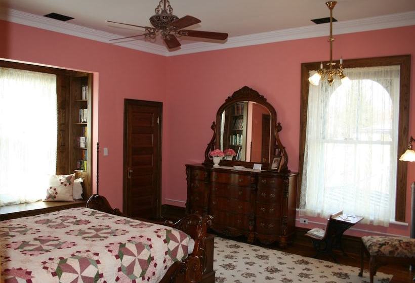 The Carriage House Inn Bed & Breakfast