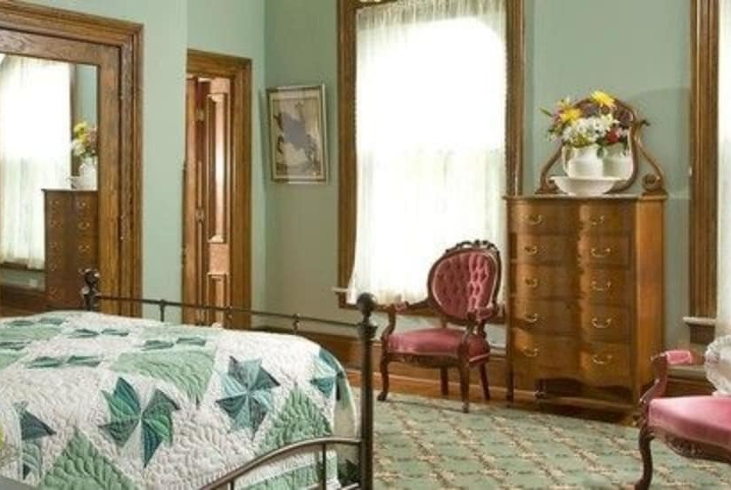 The Carriage House Inn Bed & Breakfast