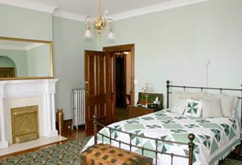 The Carriage House Inn Bed & Breakfast