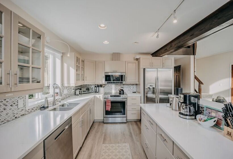 80mbr   Hot Tub   Wifi   Bbq   Wood Stove   Sleeps 9!