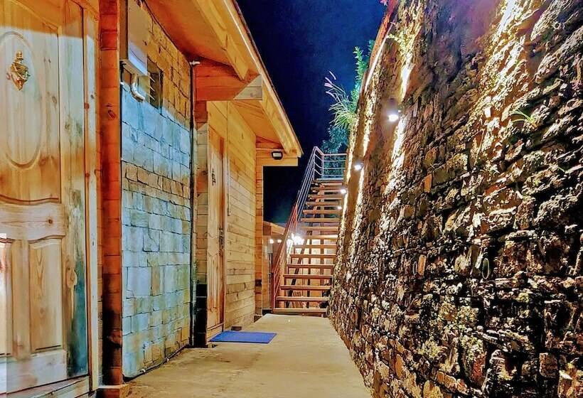 בית מלון כפרי Treehouse Resort