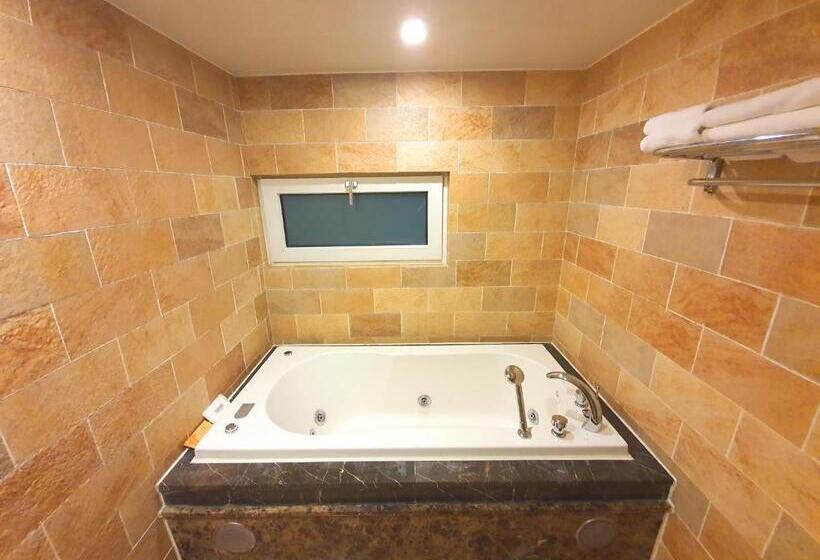 Friendly Dh Naissance Hotel By Mindrum Group