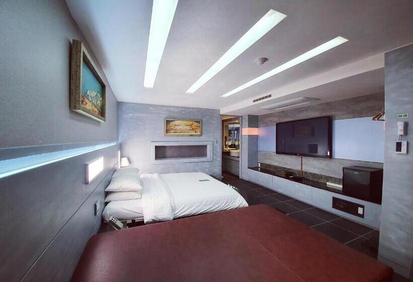 Friendly Dh Naissance Hotel By Mindrum Group