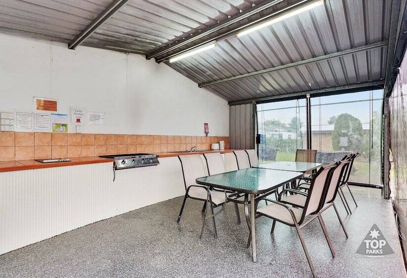 בית מלון כפרי Fossicker Caravan Park