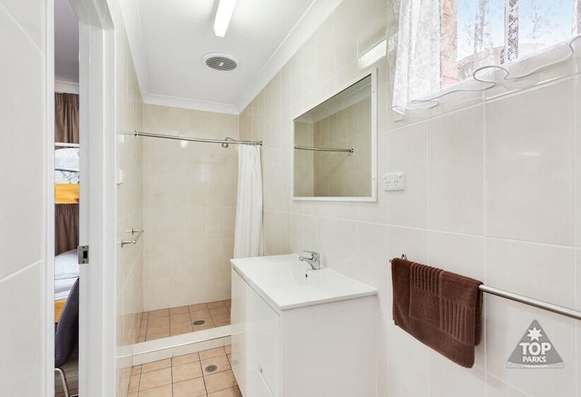 בית מלון כפרי Fossicker Caravan Park