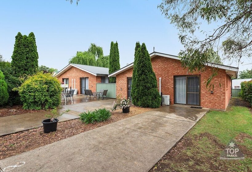 בית מלון כפרי Fossicker Caravan Park