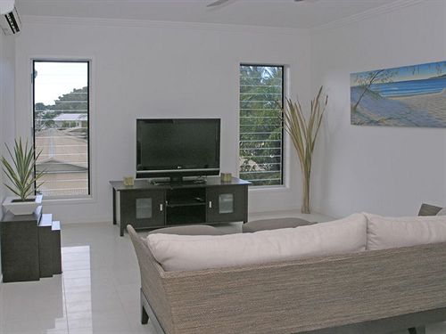 酒店 Island Views Beachfront Apartments