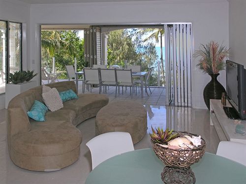 酒店 Island Views Beachfront Apartments