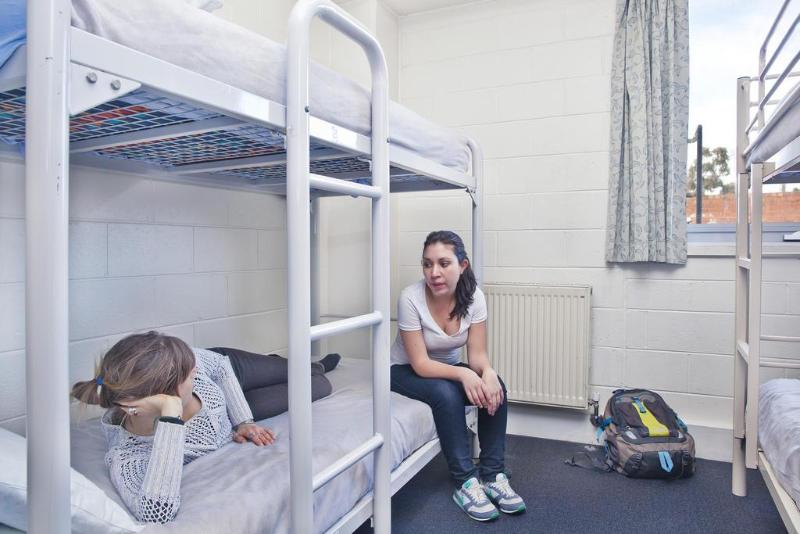 בית מלון כפרי The Village North Melbourne