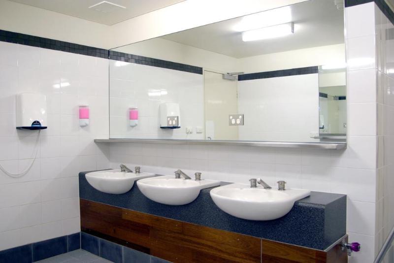 בית מלון כפרי The Village North Melbourne