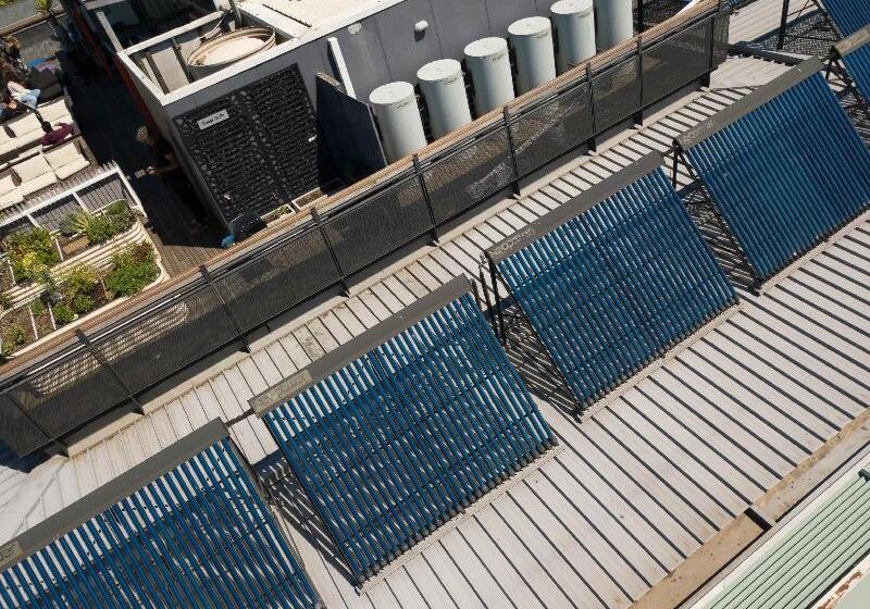 בית מלון כפרי The Village North Melbourne