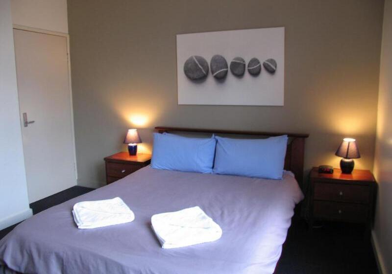 בית מלון כפרי The Village North Melbourne