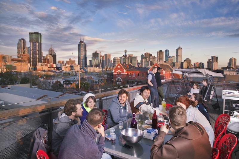 בית מלון כפרי The Village North Melbourne