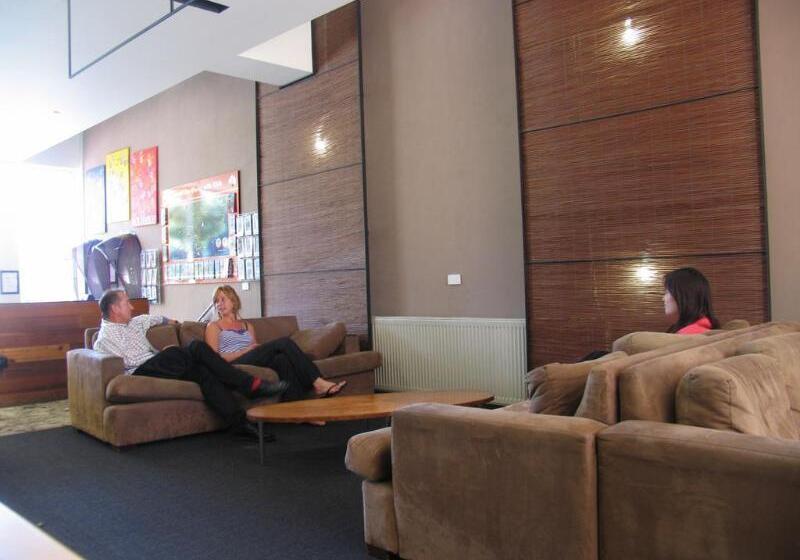 בית מלון כפרי The Village North Melbourne