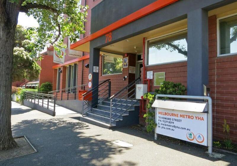 בית מלון כפרי The Village North Melbourne