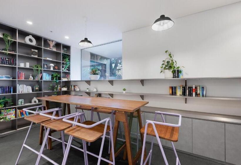 בית מלון כפרי The Village North Melbourne